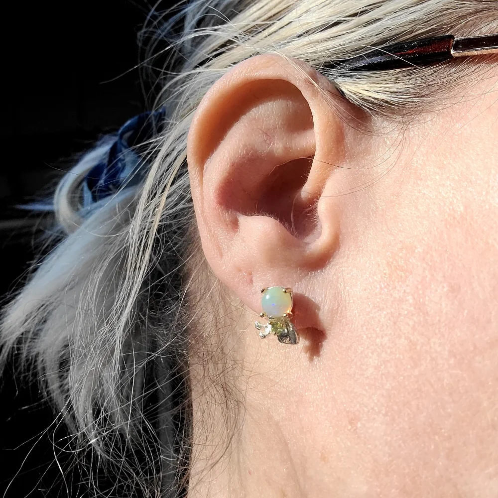 Opal & Peridot .925 Sterling Silver floral stud earrings - Picture 4 of 14
